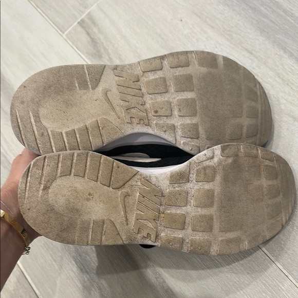 Nike Women’s Size 6.5 Lightweight Black Mesh Sneakers with White Accents - Picture 9 of 11